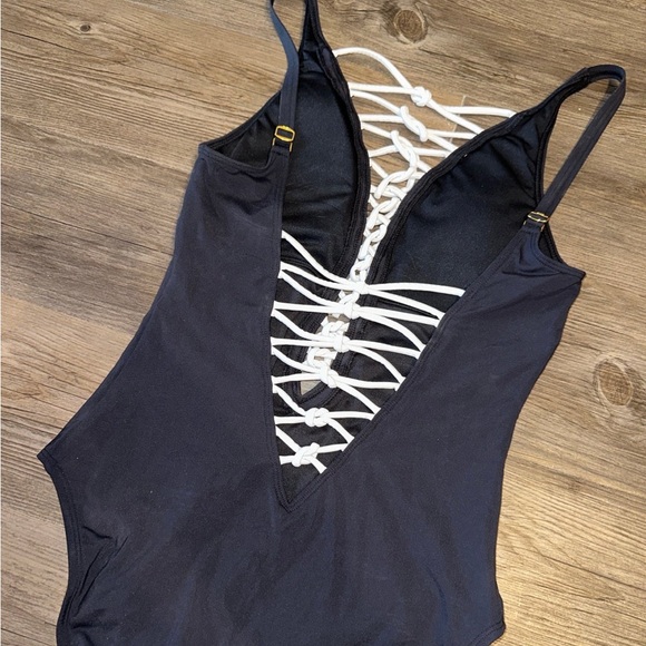 Blue Rod Beattie black and white deep v-neck bathing suit with cutouts size 6 - Picture 3 of 3